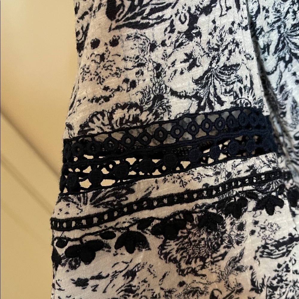 Sundance Catalog Navy White Floral Boho Top Crochet Neck Tie Detail Size L - Picture 4 of 6